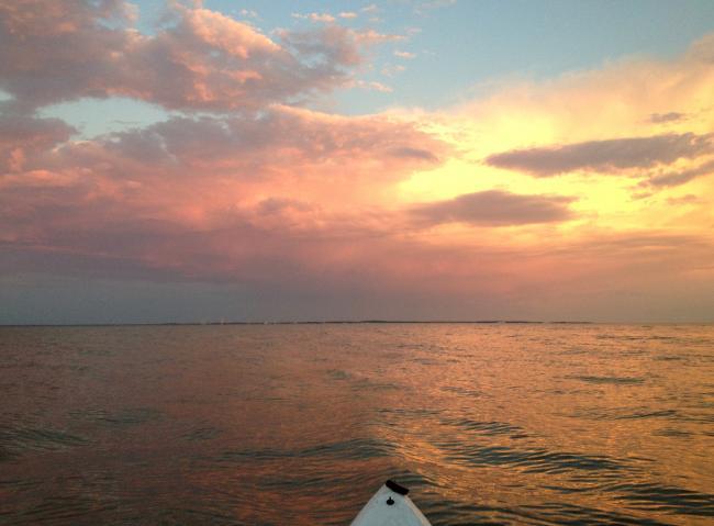 coucher de soleil rivière kayak