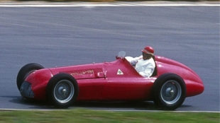 Juan Manuel Fangio au volant de son Alfa Romeo 159 (1950/1951). Photo CC / Lothar Spurzem.