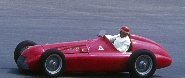 Juan Manuel Fangio au volant de son Alfa Romeo 159 (1950/1951). Photo CC / Lothar Spurzem.