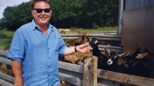 Glen Baxter s’est éteint le 29 mars 2026 à Londres. Récit d’une longue histoire avec cet artiste exceptionnel qui a sublimé les saveurs de notre région dans le Safari historico-gastronomique.