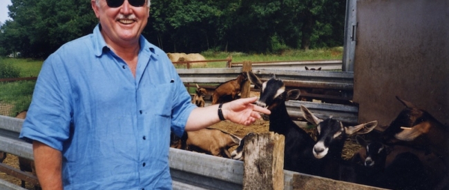 Glen Baxter s’est éteint le 29 mars 2026 à Londres. Récit d’une longue histoire avec cet artiste exceptionnel qui a sublimé les saveurs de notre région dans le Safari historico-gastronomique.