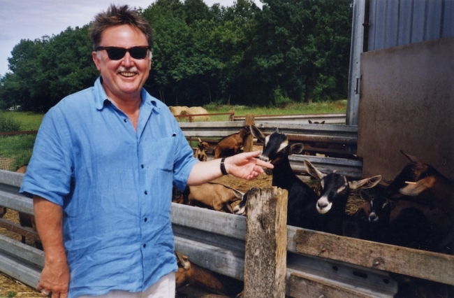 Glen Baxter s’est éteint le 29 mars 2026 à Londres. Récit d’une longue histoire avec cet artiste exceptionnel qui a sublimé les saveurs de notre région dans le Safari historico-gastronomique.